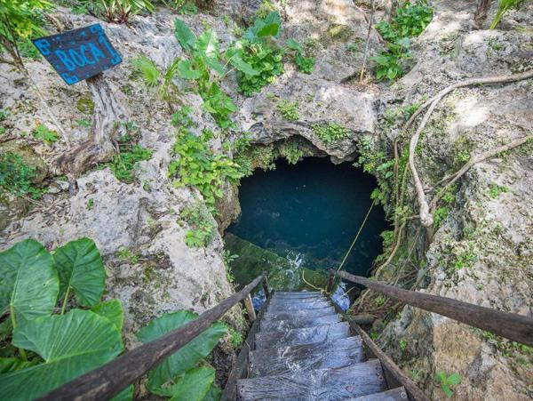 Entrada subterránea con escaleras a Cenotes Siete Bocas. 