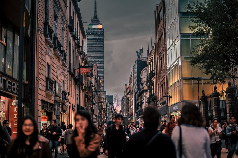 Peatones caminado en el centro de la Ciudad de México.