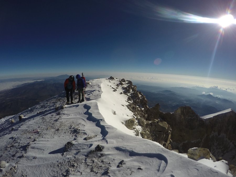 Cumbre Pico de Orizaba sobre nubes.