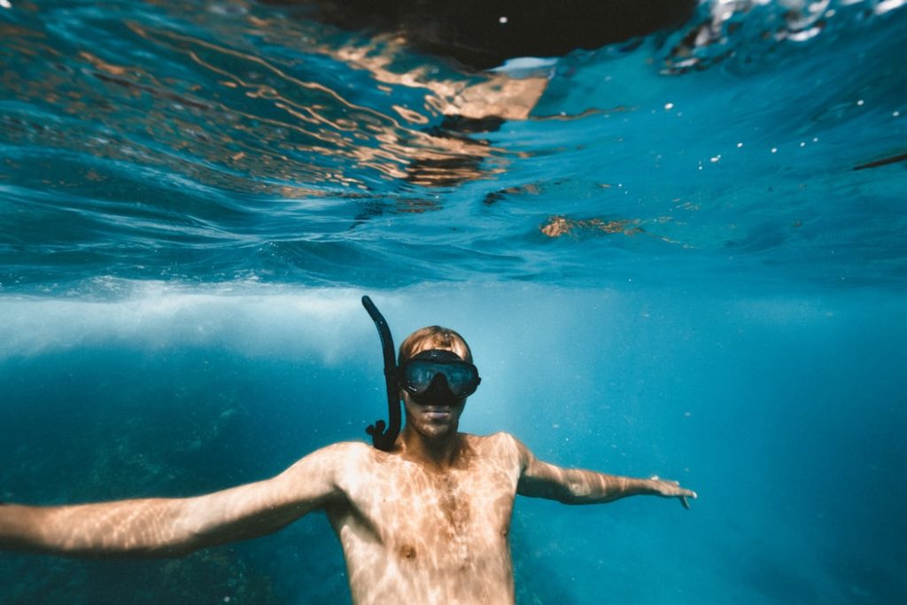 Hombre bajo la superficie del agua