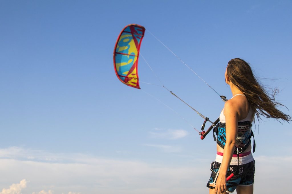 Una rider mujer observa su kite.