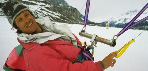 Andrea Kuhn usando kite para nieve.