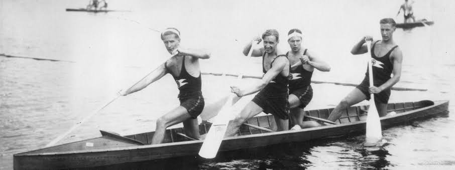 Foto antigua de hombres sobre una canoa.