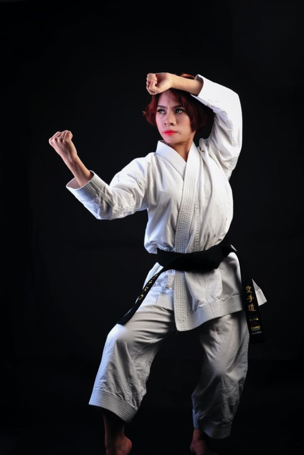 Nuevos deportes: mujer karateca