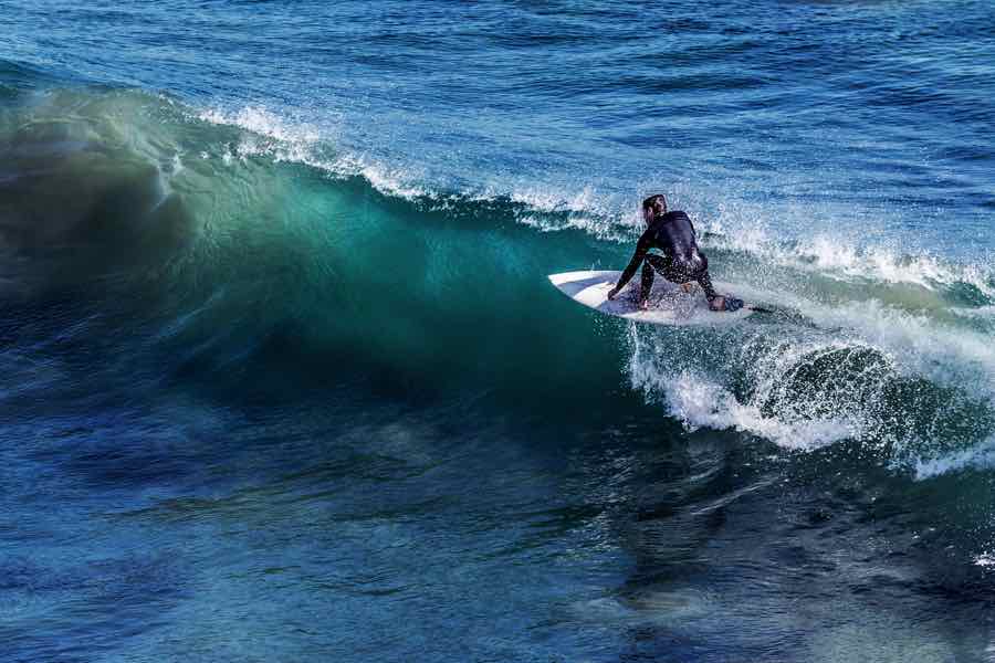 Hombre practicando surf