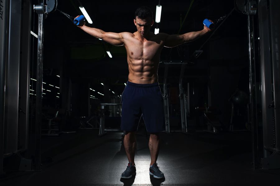 Hombre haciendo ejercicios de fuerza muscular.