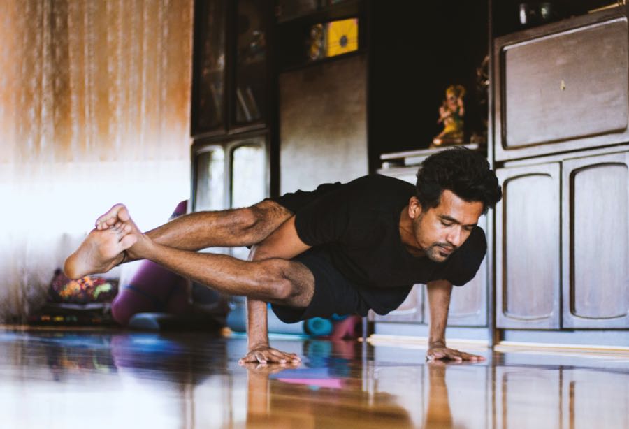 Hombre realizando actividad física (yoga).