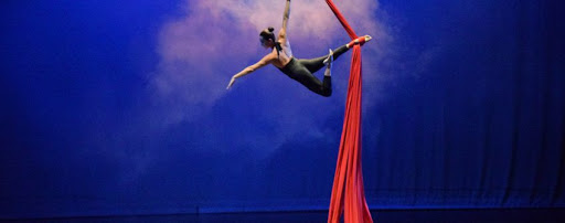 Bailarina en danza aérea.