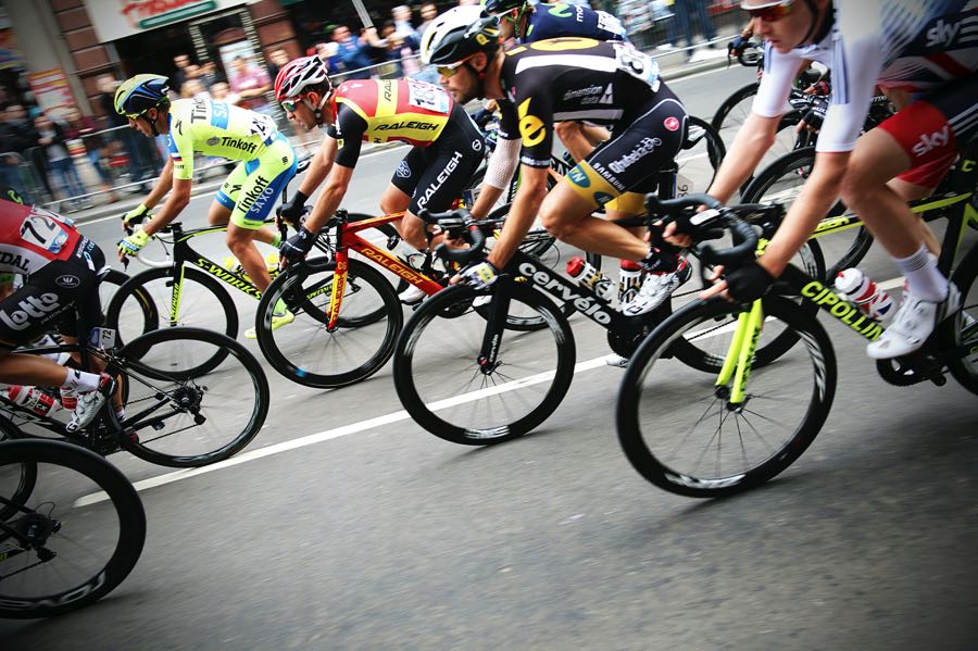 Ciclistas en competencia de ciclismo de ruta.