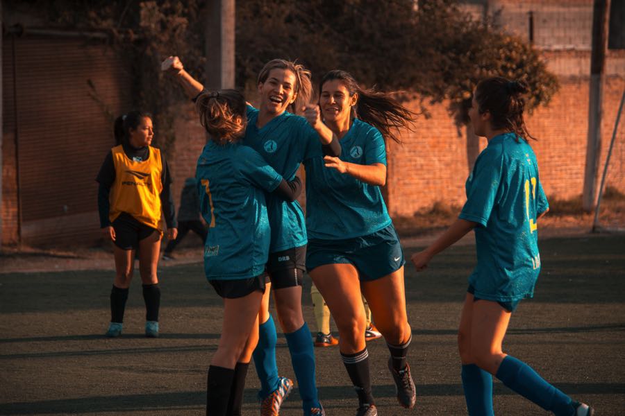 Mujeres jugando futbol