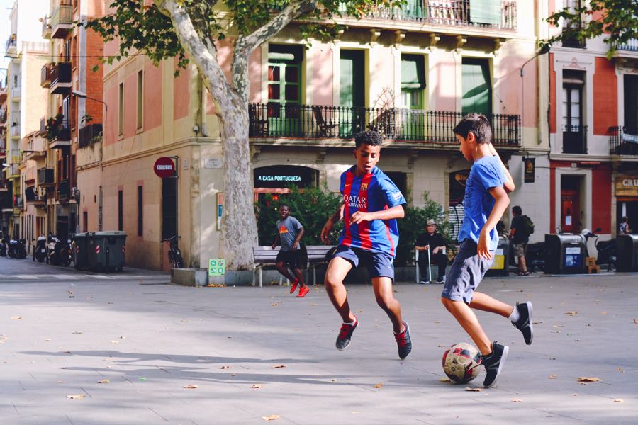 Seguro para futbolistas: niños jugando en la calle