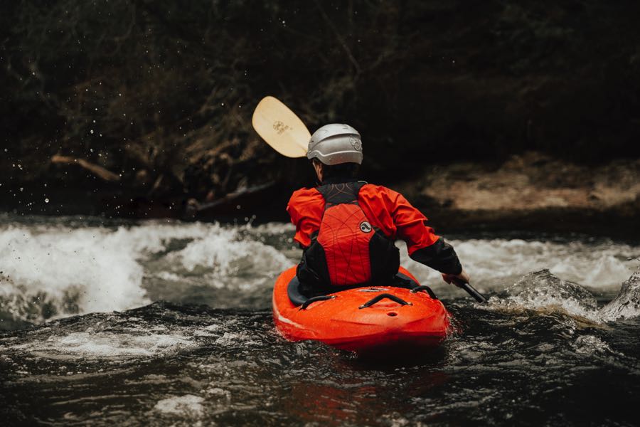 Descenso en ríos o rápidos, kayak.