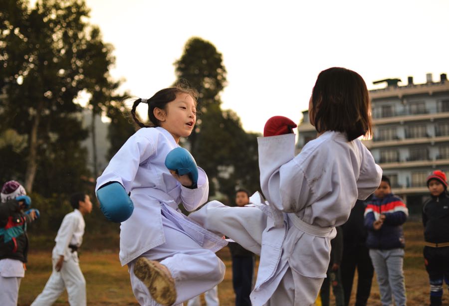 Niñas combatiendo en karate