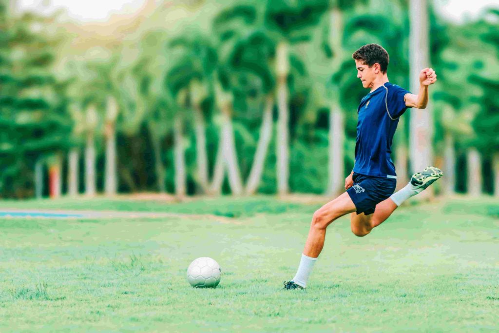 Los atletas deben mantener un equilibrio entre reposo y entrenamiento para prevenir lesiones en futbol 