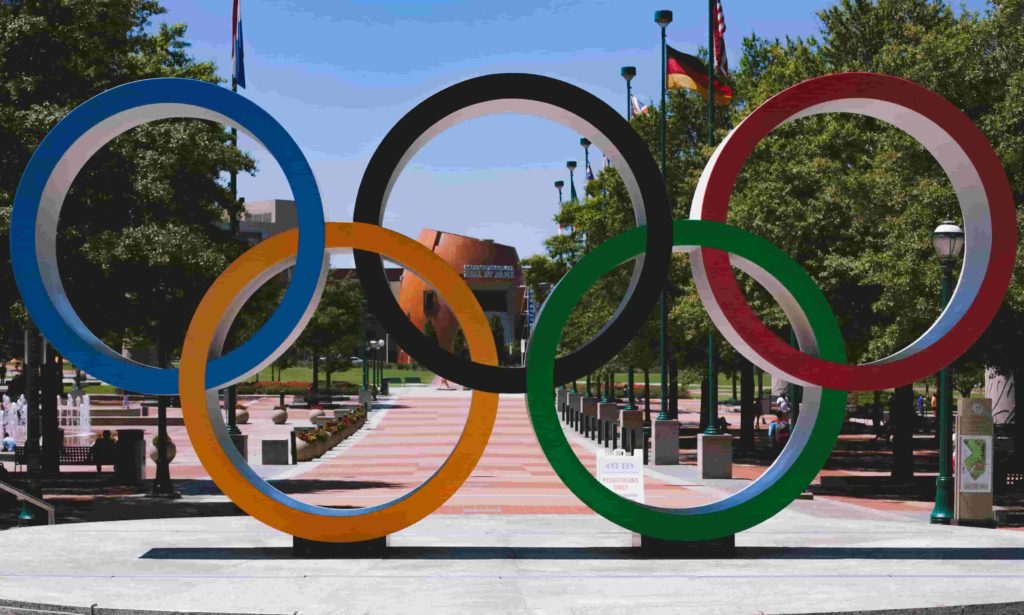 Los cinco anillos del movimiento olímpico representan a los continentes en unión por el deporte