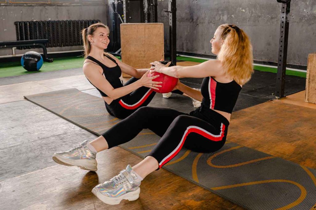 Mujeres haciendo ejercicio en un centro fitness