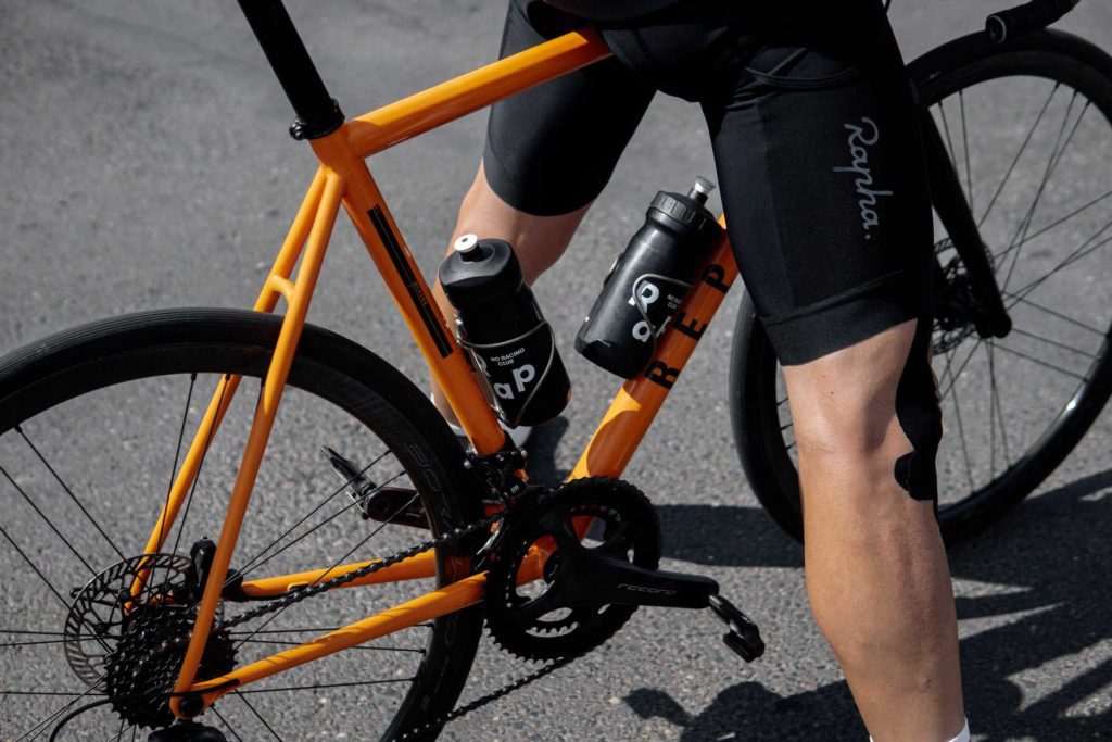 Lesiones más comunes en ciclismo: ciclista con tape para aliviar la tendinitis de la pata de ganso