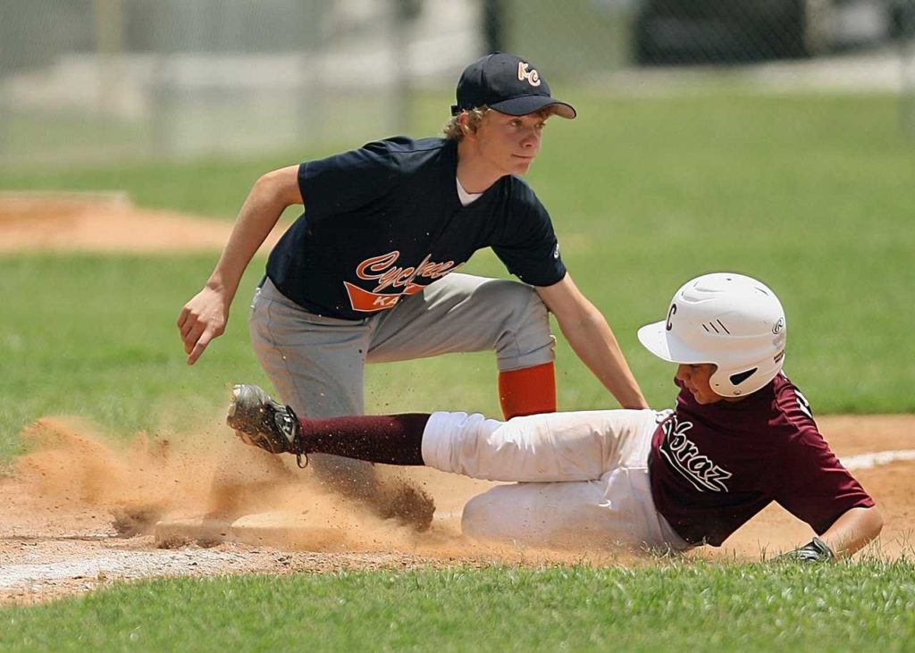 Las reglas del béisbol designan un jugador shortstop entre la segunda y tercera base 