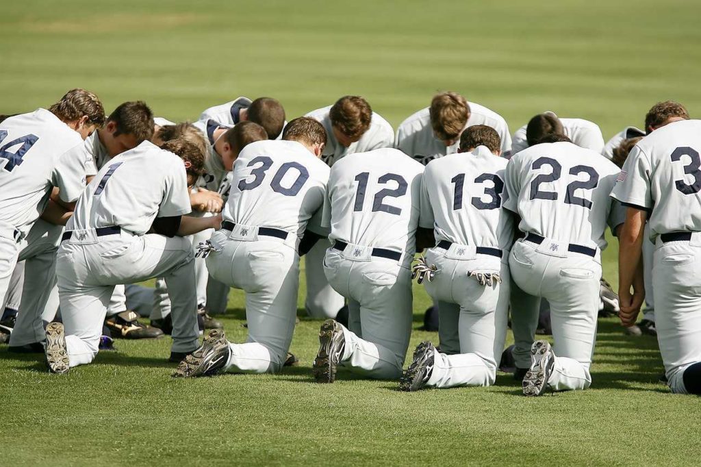 El uniforme de todos los jugadores debe ser igual de acuerdo a las reglas del béisbol