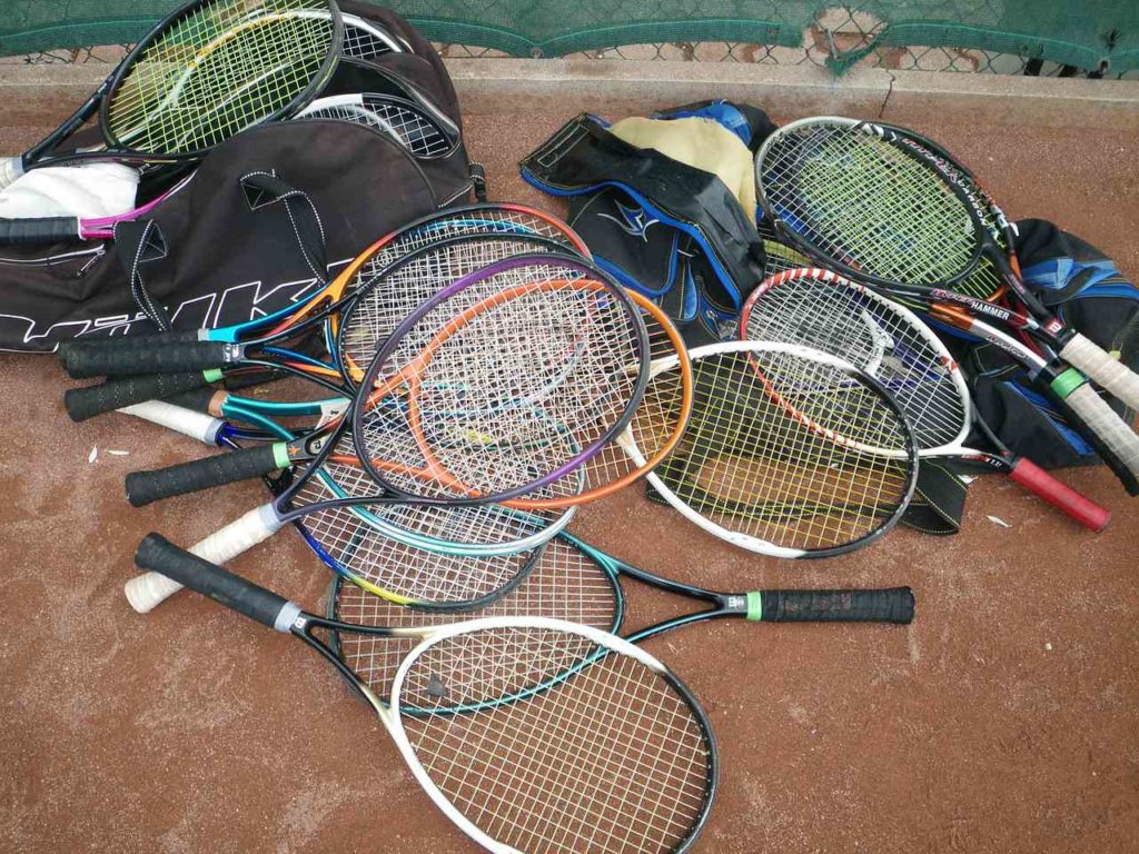 Las raquetas de tenis deben ser iguales por ambas caras, según las reglas del tenis.