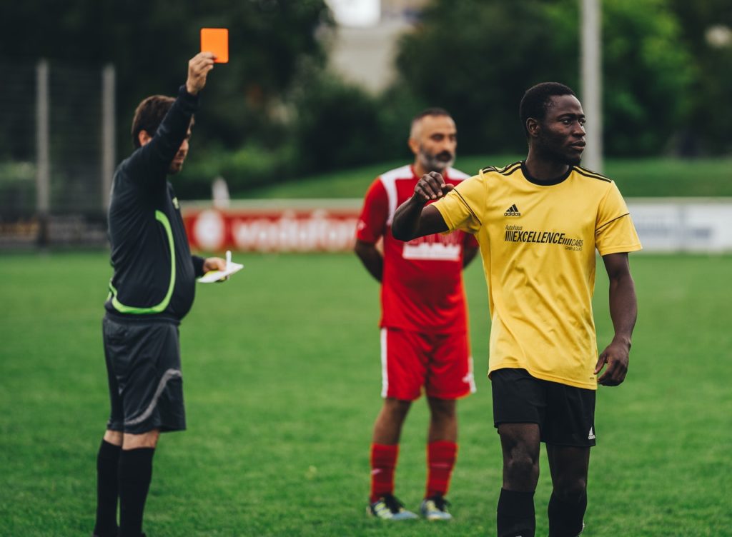  Juego de 2 tarjetas de árbitro de fútbol, juego de tarjetas  rojas y amarillas, juego de fútbol, herramienta de árbitro para  entrenamiento : Deportes y Actividades al Aire Libre