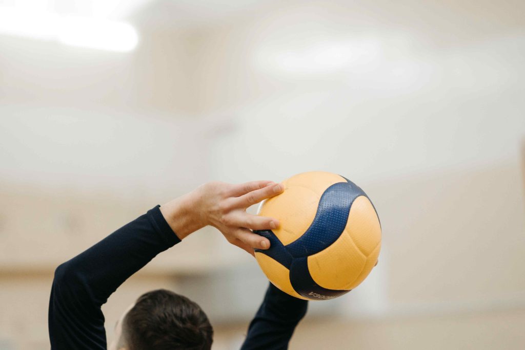 Según las reglas del voleibol, los balones deben ser pequeños y ligeros