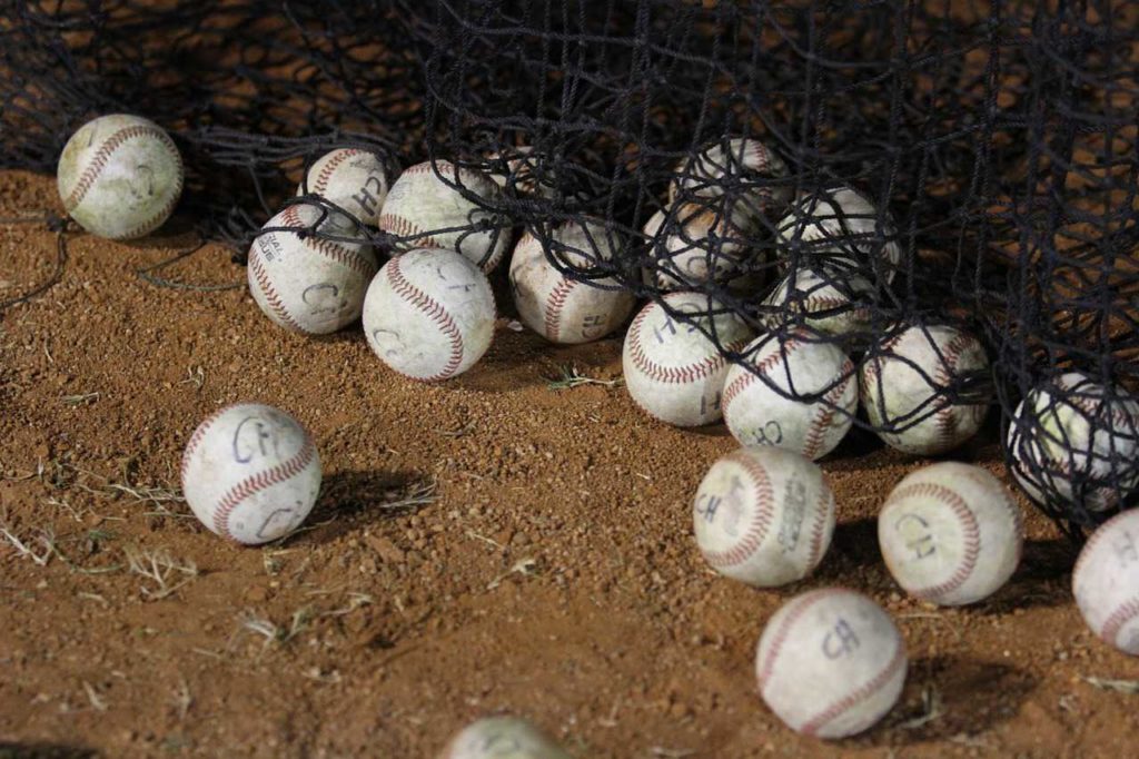 Las reglas del béisbol especifican que las bolas deben ir cubiertas de piel blanca