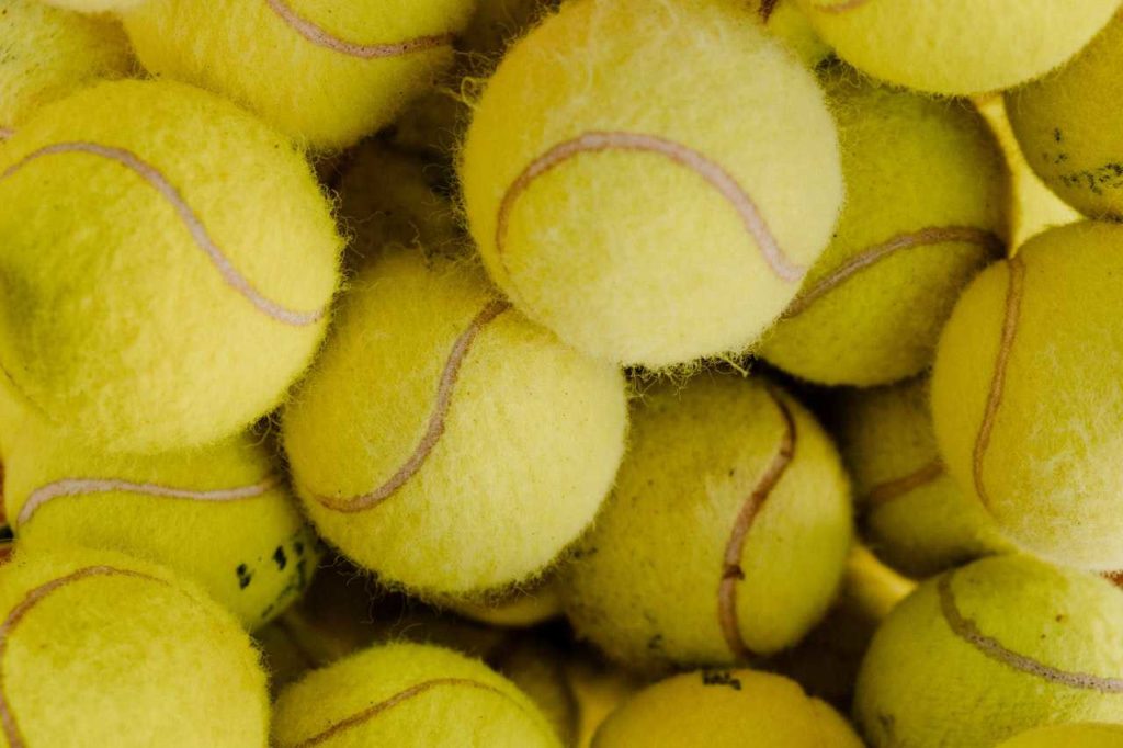 En las reglas del tenis, las pelotas también se clasifican según su velocidad.