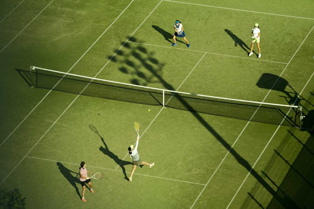 Las reglas del tenis permiten los juegos individuales o dobles.