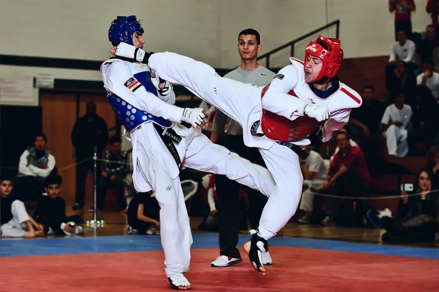 En las reglas del taekwondo se asignan puntos por golpes en zonas válidas