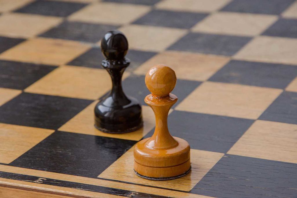 El peón sólo puede capturar piezas en diagonal en las reglas del ajedrez