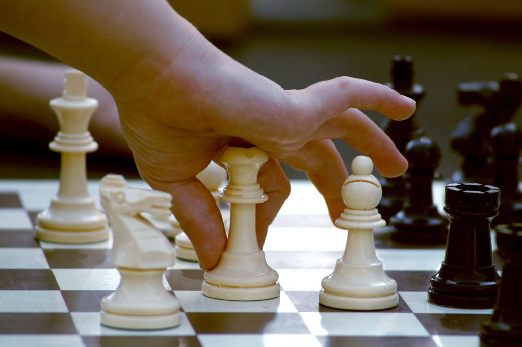 Las piezas solo se puede mover con una mano en las reglas del ajedrez