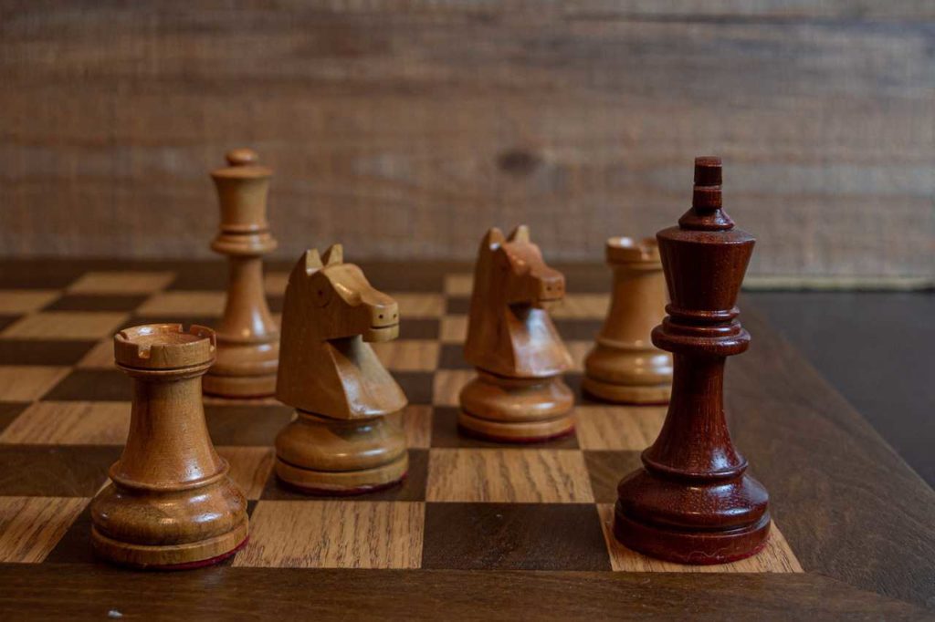 En las reglas del ajedrez, el jaque mate es cuando el rey ya no se puede mover sin ser capturado