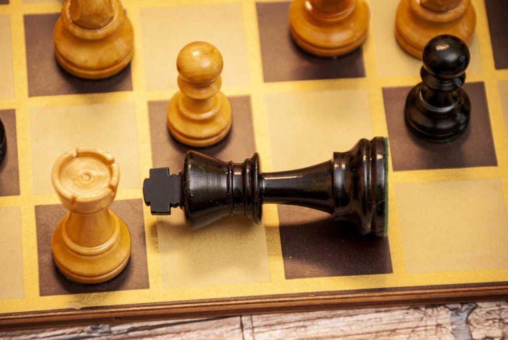 En las reglas del ajedrez, el jaque mate termina el juego