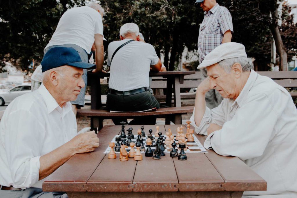 Las reglas del ajedrez establecen que el juego es un enfrentamiento