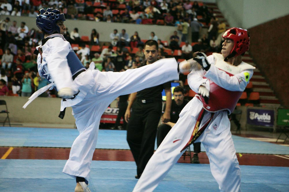 En las reglas del taekwondo, el combate debe ocurrir entre contrincantes de la misma categor{ia