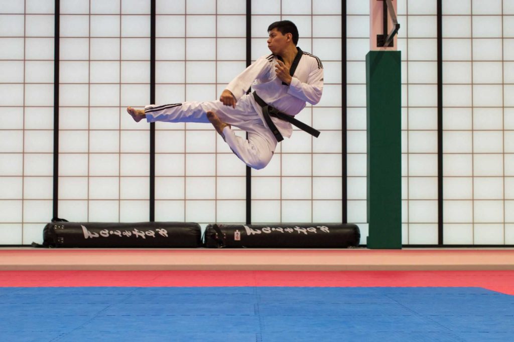 En las reglas de taekwondo poomsae se califica la técnica y la forma