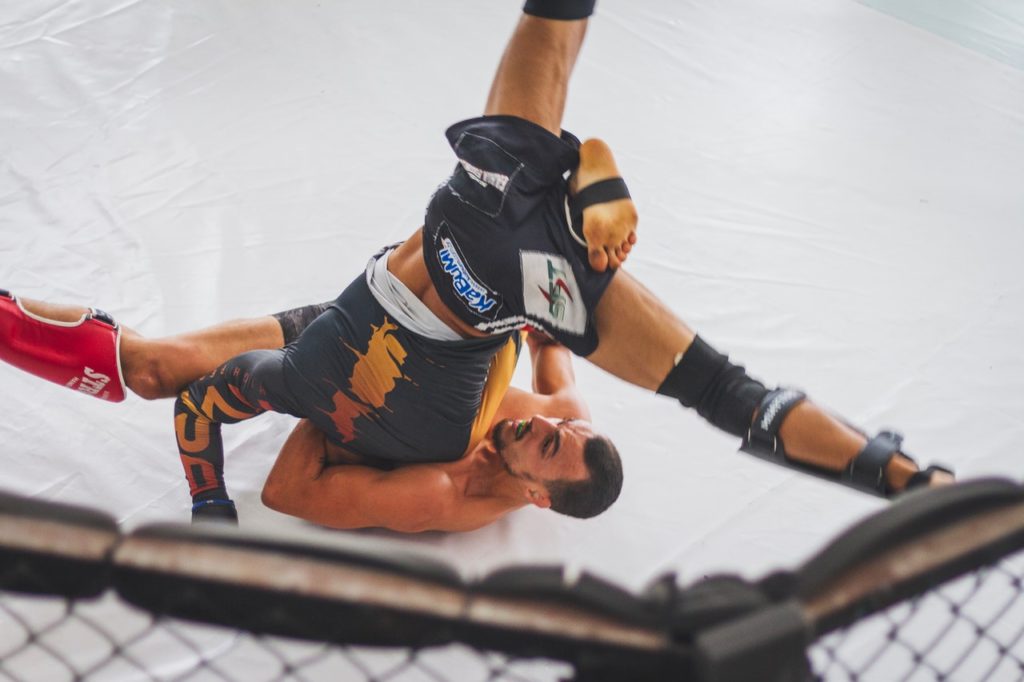 En las reglas de MMA está prohibido hacer presión en el cuello del oponente