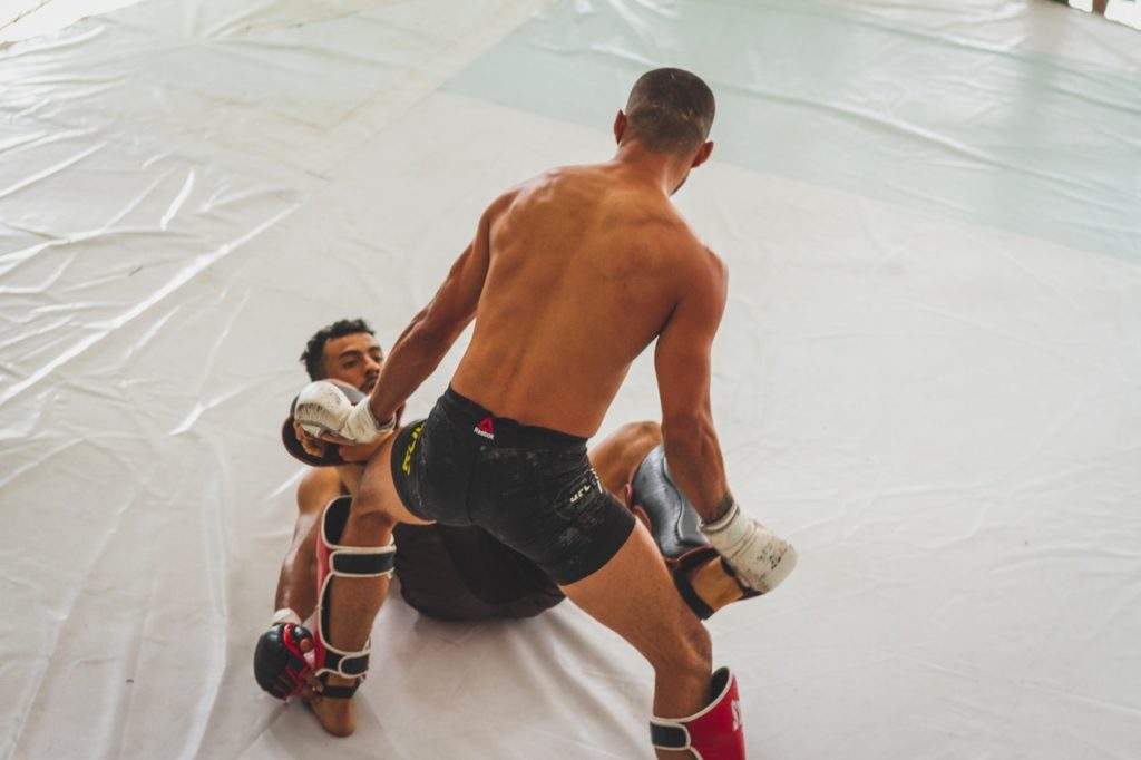 Está prohibido atacar a un oponente caído en las reglas de MMA