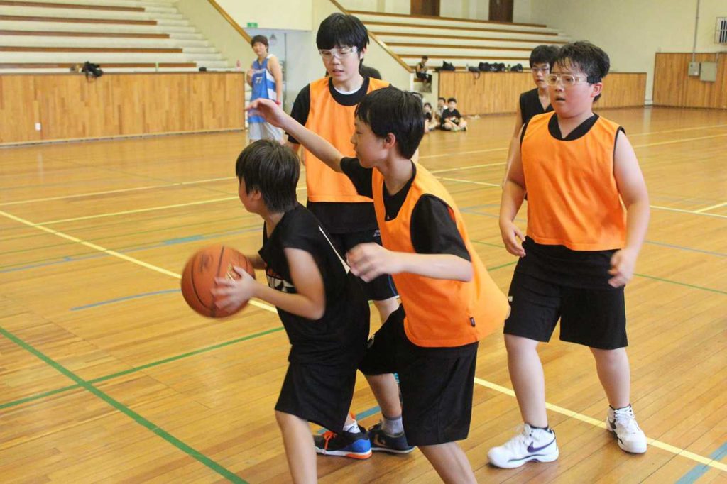 El básquetbol como deporte infantil mejora la condición física de los niños