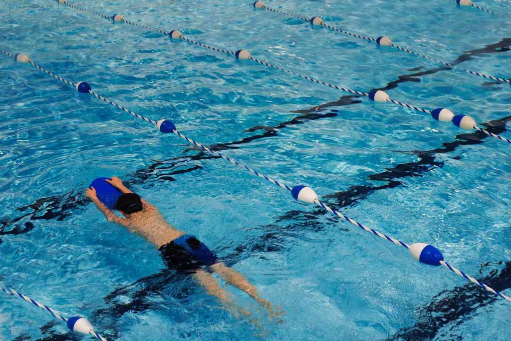 La natación brinda muchos beneficios a los niños