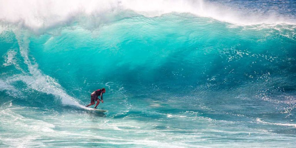 El seguro para deportes de riesgo te protege mientras surfeas