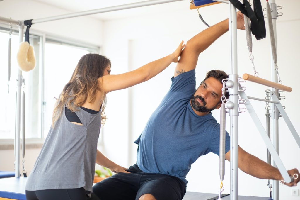 Fisioterapeuta deportiva trabajando con un paciente