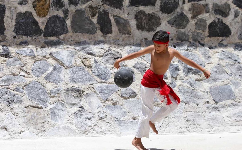 El juego de pelota prehispánico es de los primeros deportes en la historia del deporte en México