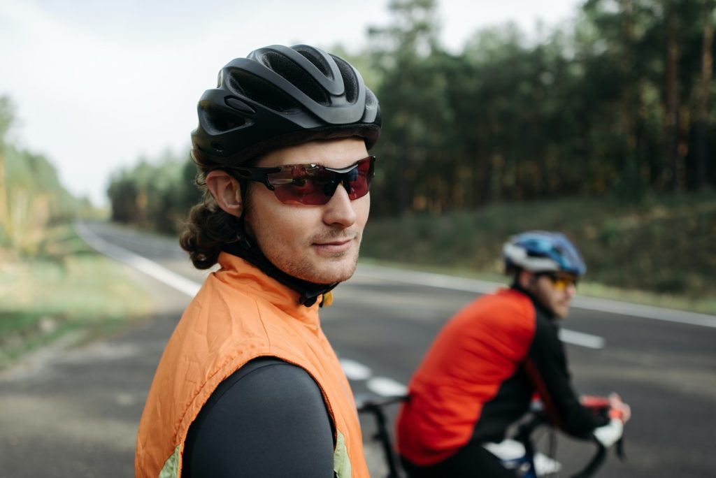 Equipo de seguridad de ciclismo urbano: casco y lentes