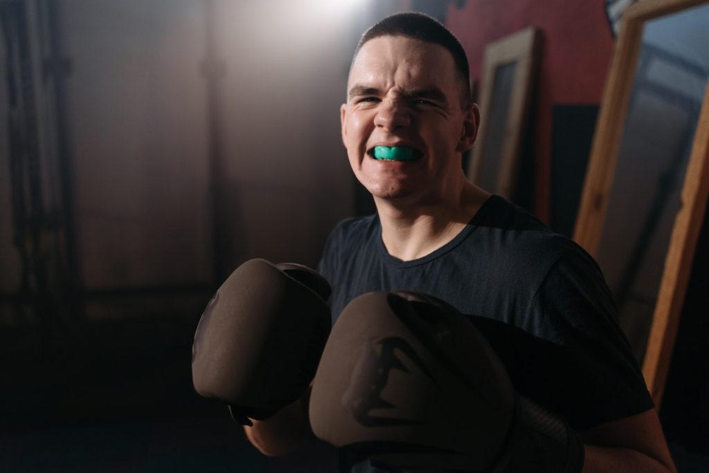 Protectores bucales: boxeador usando una guarda bucal azul