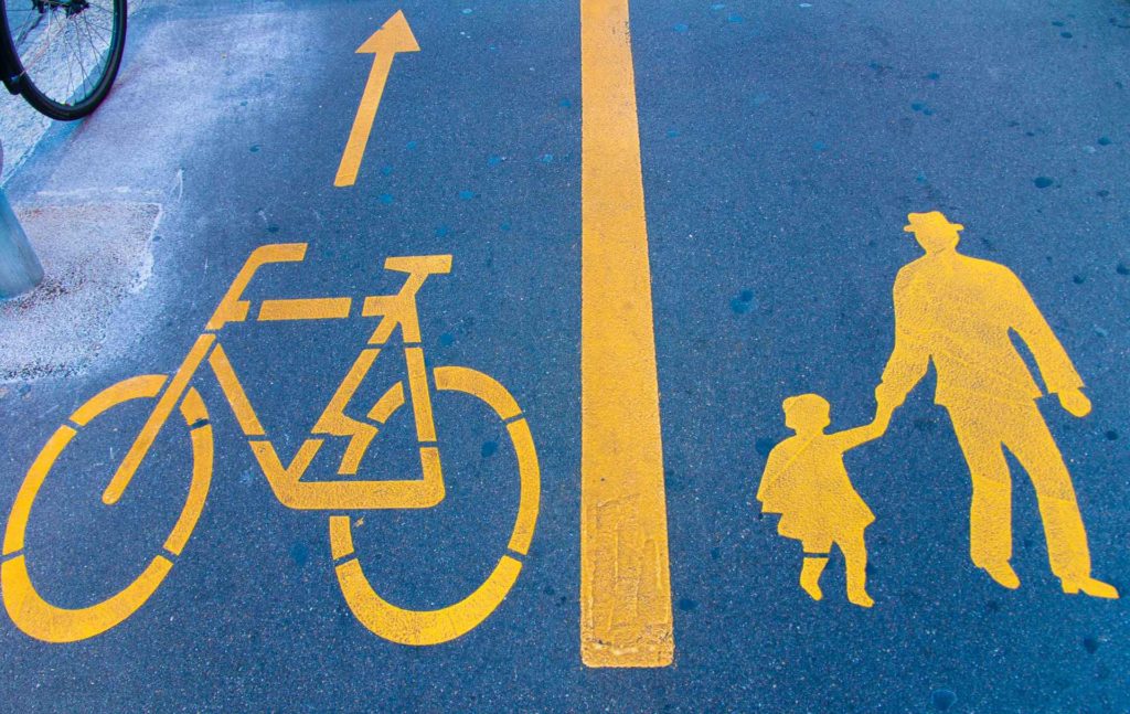 Ciclismo urbano: carril para ciclistas en la calle