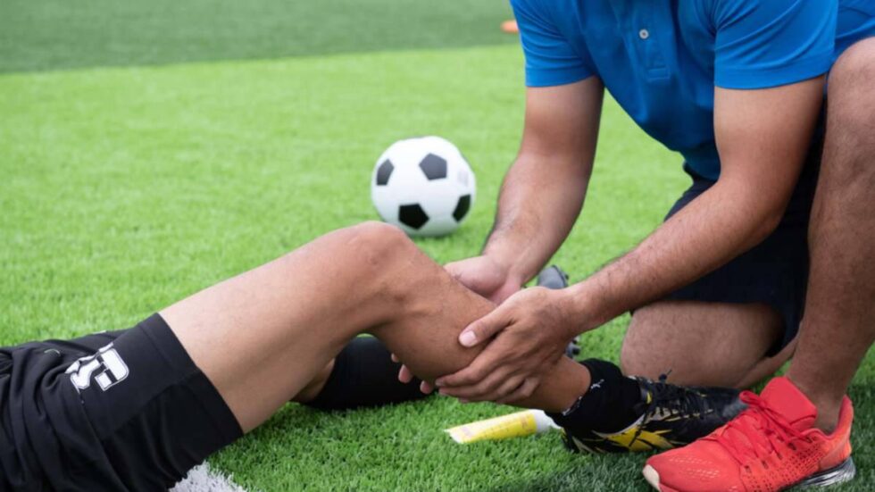 Seguro de gastos médicos para deportistas: futbolista lesionado durante un partido