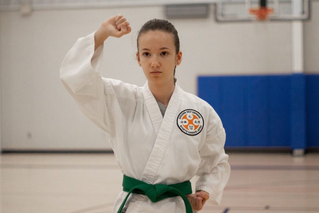 Uniforme en las reglas del karate