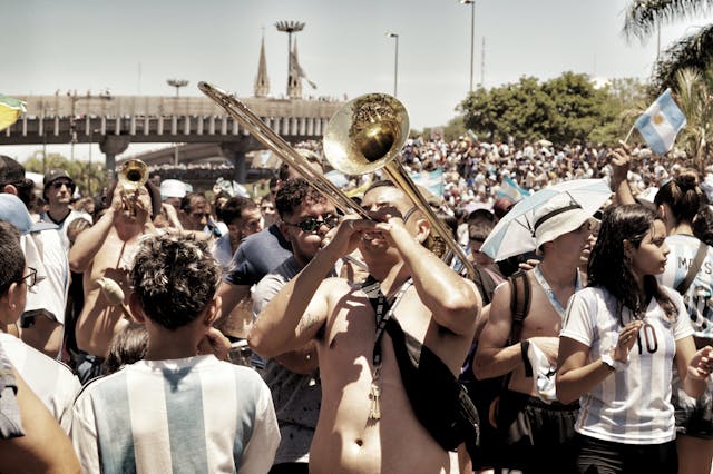 Aficionados de Argentina con su seguro para viajar al mundial de la FIFA en 2026